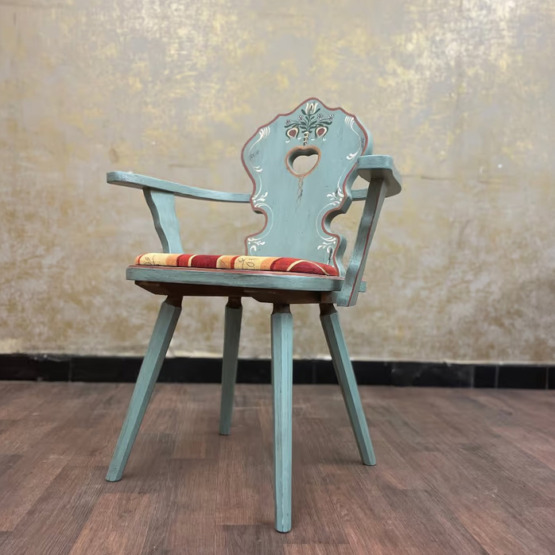 Voglauer Bauernstuhl mit Armlehne Altblau | Anno 1700