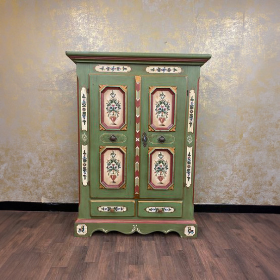 Voglauer Bauernschrank mit Schubladen Altgrün | Anno 1700