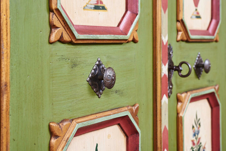 Anno 1700 Altgrün Bauernschrank Esszimmer - Alpenland Möbel