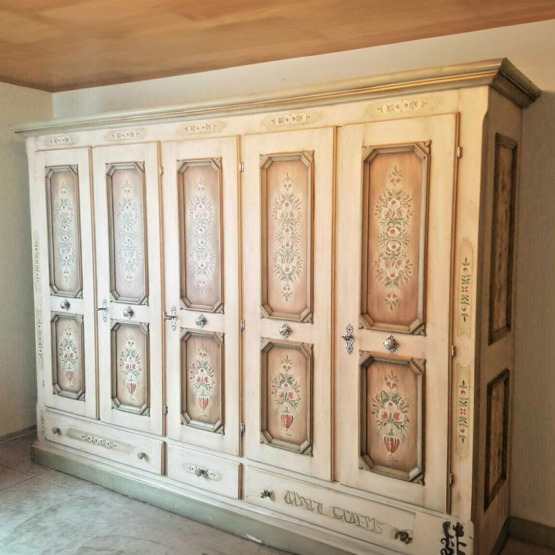 Voglauer Kleiderschrank Fünftürig Altweiß | Anno 1700