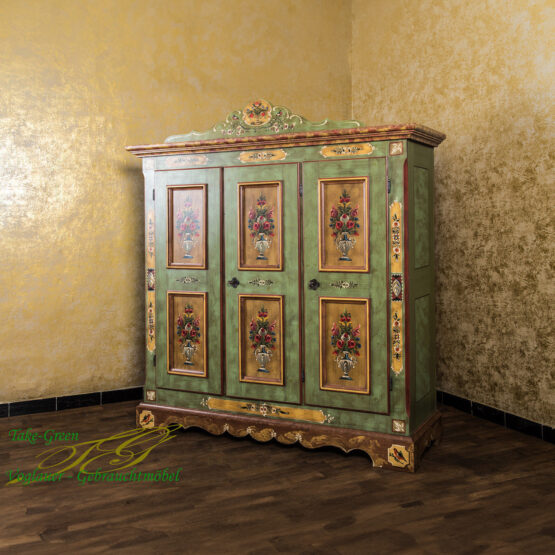 Voglauer Bauernschrank Altgrün mit Zieraufsatz | Anno 1800