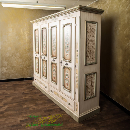 Voglauer Bauernschrank Altweiß Viertürig | Anno 1700