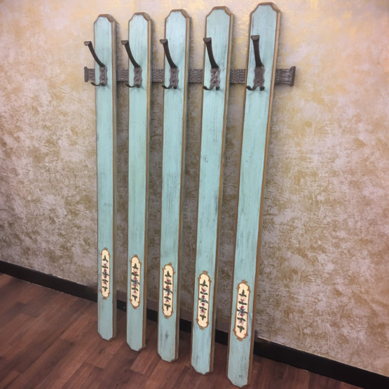 Voglauer Wandgarderobe Fünfstrebig Altblau | Anno 1700