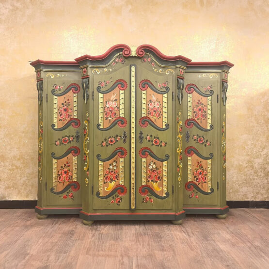 Landhaus Schrankwand Voglauer-Stil Altgrün