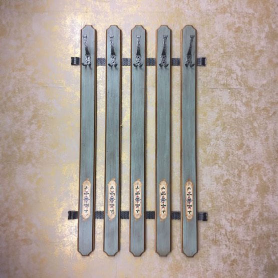 Voglauer Wandgarderobe fünfstrebig Altblau | Anno 1700